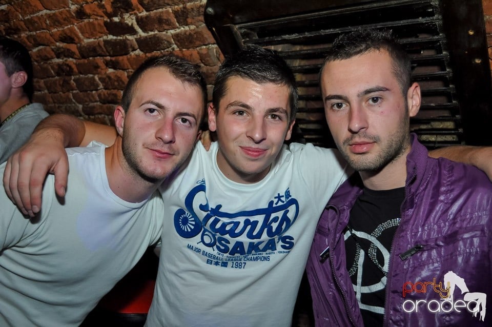 Party cu Caveman in the mix!, 