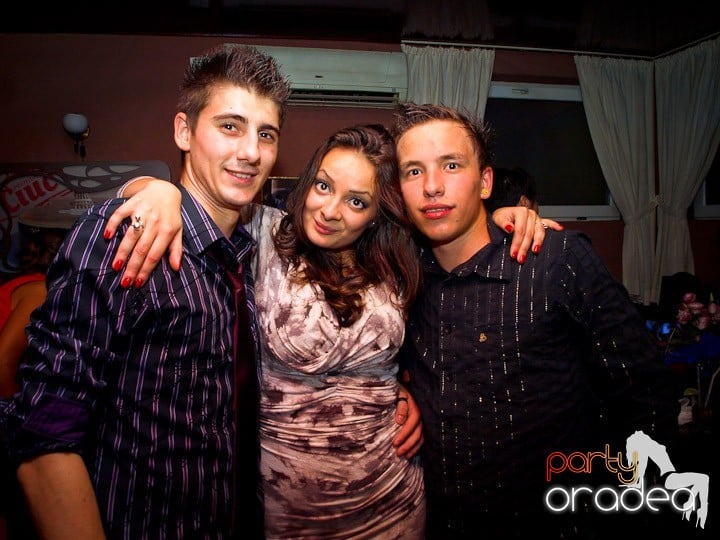 Party cu DJ Cristiano continuă şi sâmbătă, 