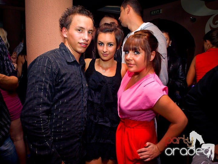 Party cu DJ Cristiano continuă şi sâmbătă, 