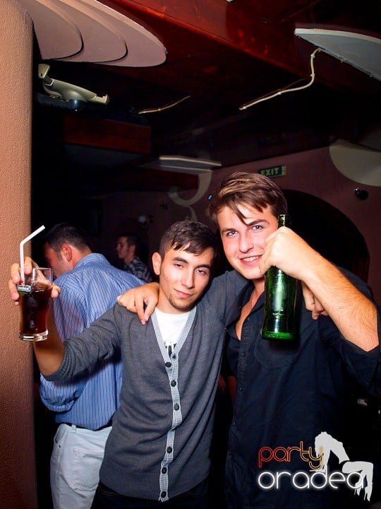 Party cu DJ Cristiano continuă şi sâmbătă, 