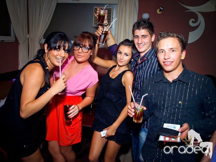 Party cu DJ Cristiano continuă şi sâmbătă, 