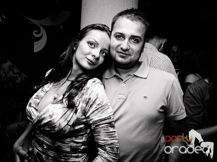 Party cu DJ Cristiano continuă şi sâmbătă, 