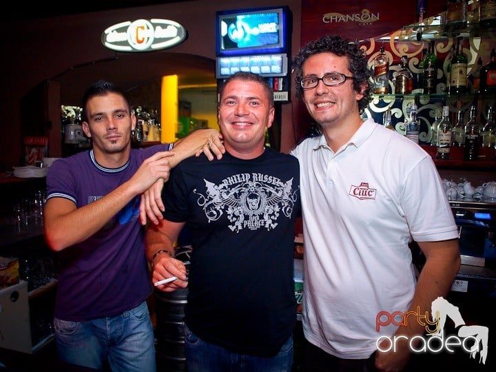 Party cu DJ Cristiano continuă şi sâmbătă, 