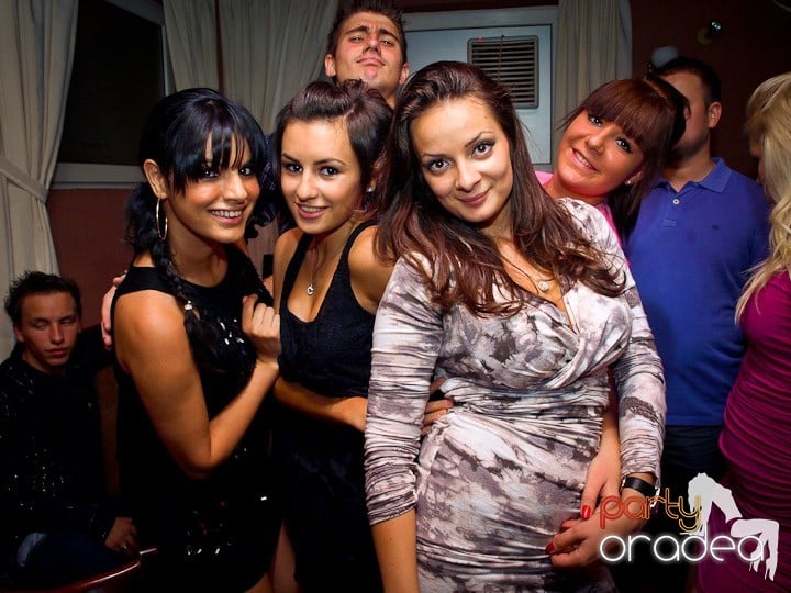 Party cu DJ Cristiano continuă şi sâmbătă, 