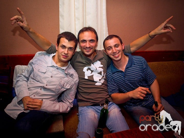 Party cu DJ Cristiano continuă şi sâmbătă, 