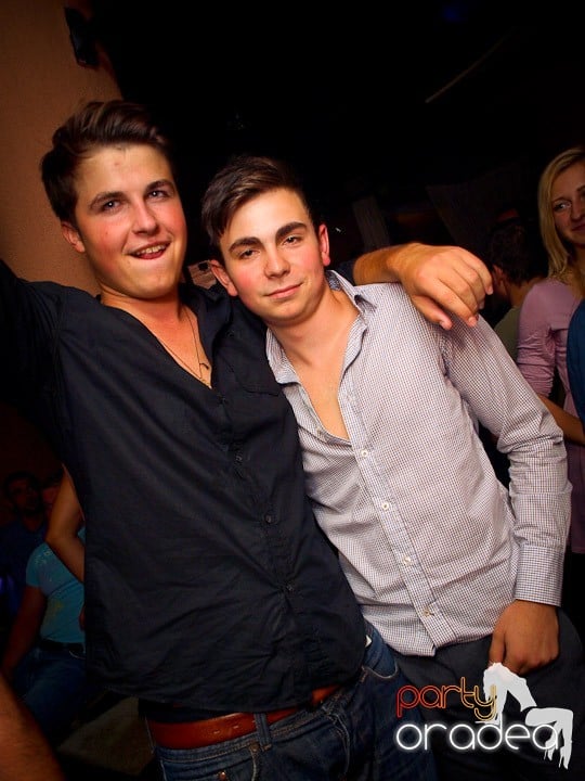 Party cu DJ Cristiano continuă şi sâmbătă, 