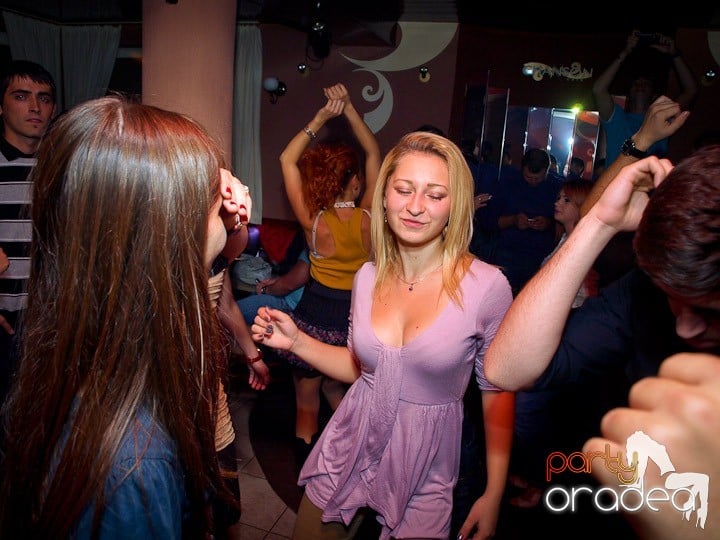 Party cu DJ Cristiano continuă şi sâmbătă, 