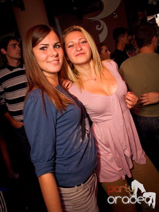 Party cu DJ Cristiano continuă şi sâmbătă, 