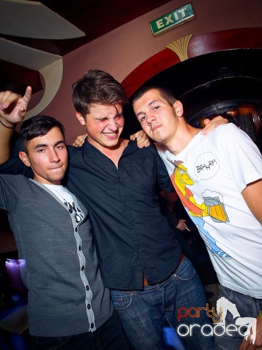 Party cu DJ Cristiano continuă şi sâmbătă, 