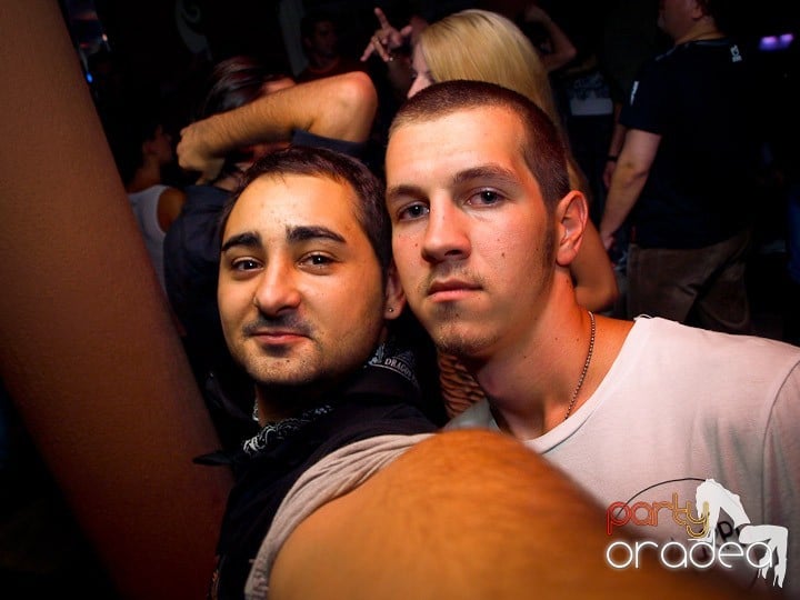 Party cu DJ Cristiano continuă şi sâmbătă, 