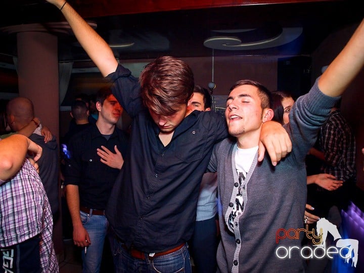 Party cu DJ Cristiano continuă şi sâmbătă, 