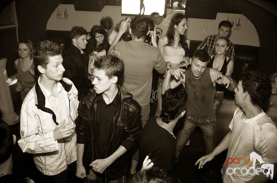 Party cu DJ Mendez în Club Atti's,