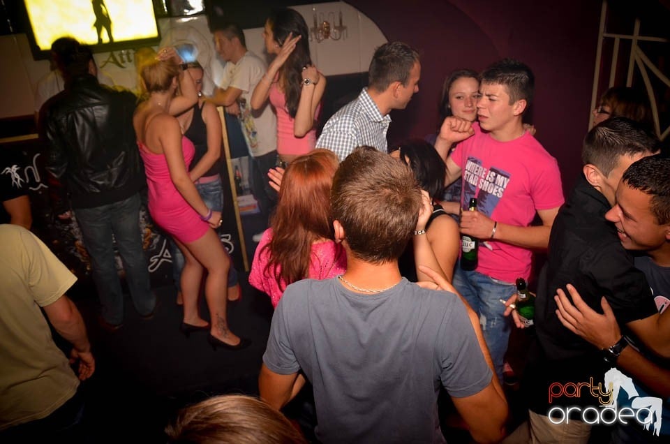Party cu DJ Mendez în Club Atti's,
