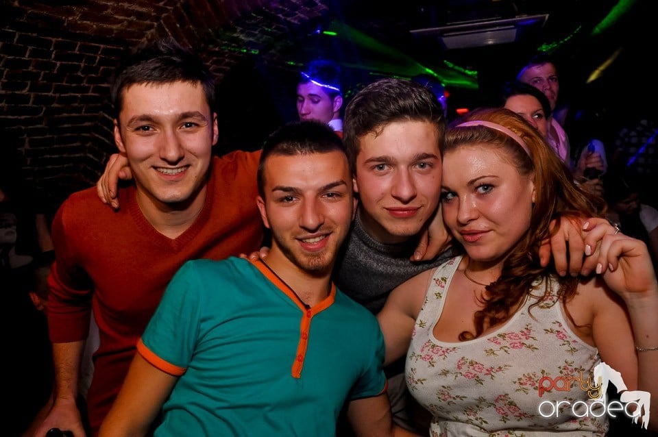 Party cu Promoţii în Club Escape, 