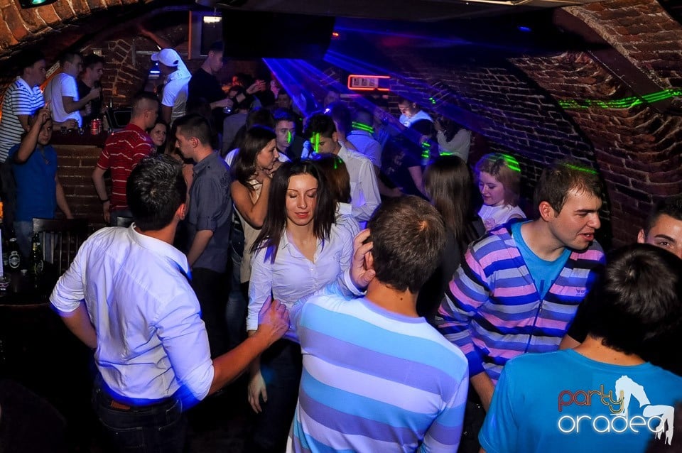 Party cu Promoţii în Club Escape,