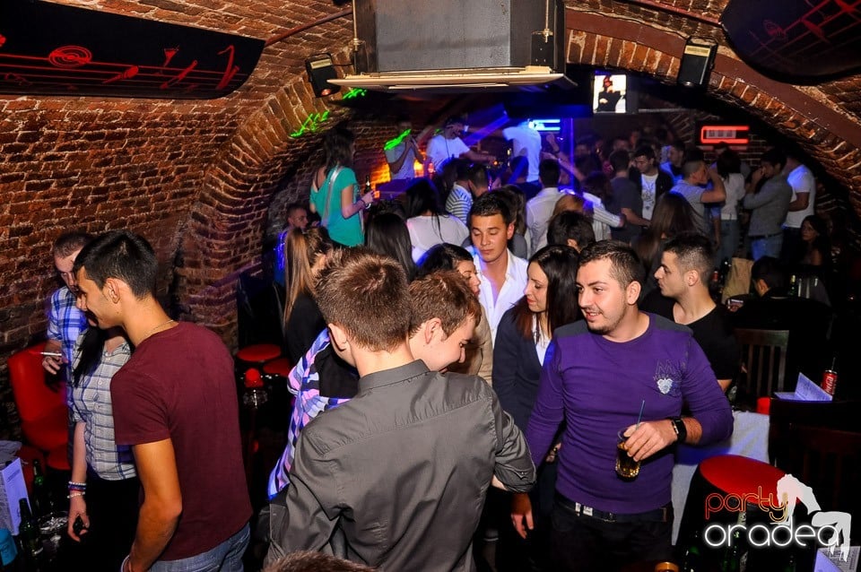 Party cu Promoţii în Club Escape, 