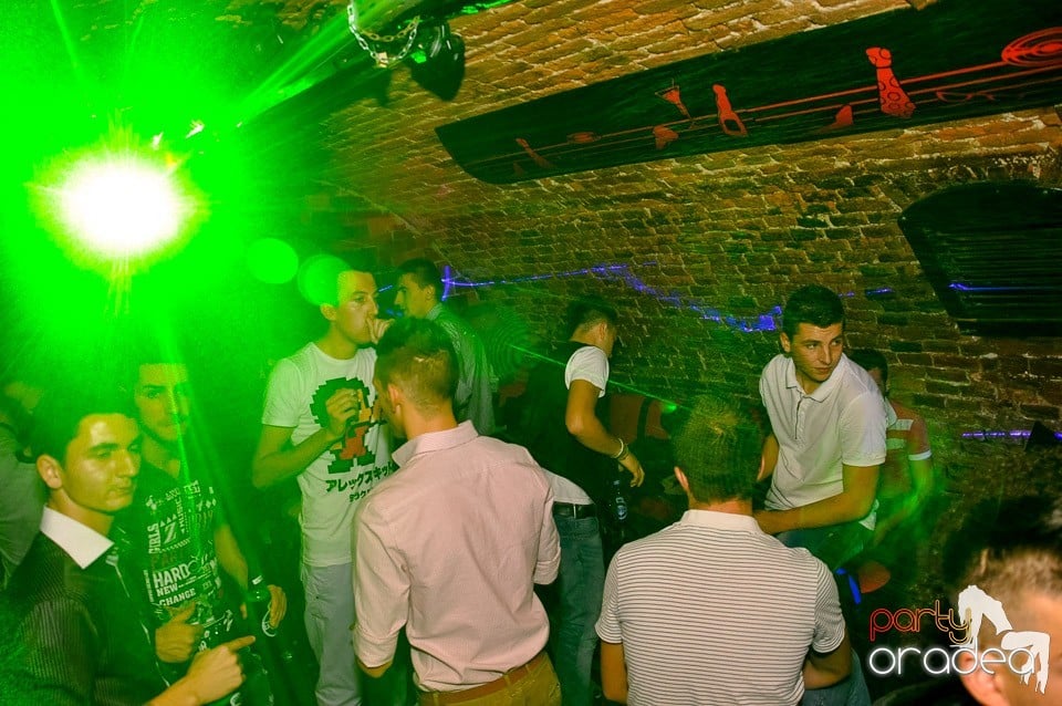 Party cu Promoţii în Club Escape, 