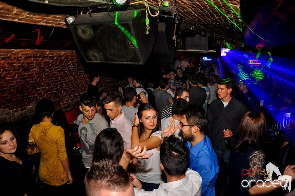 Party cu Promoţii în Club Escape, 