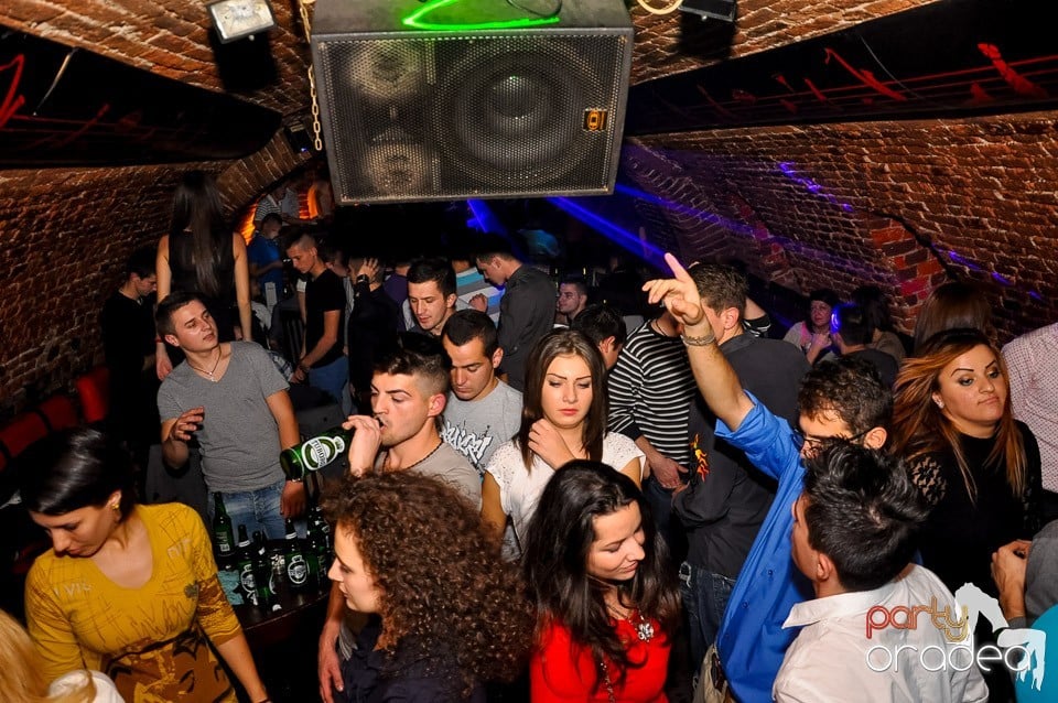 Party cu Promoţii în Club Escape,