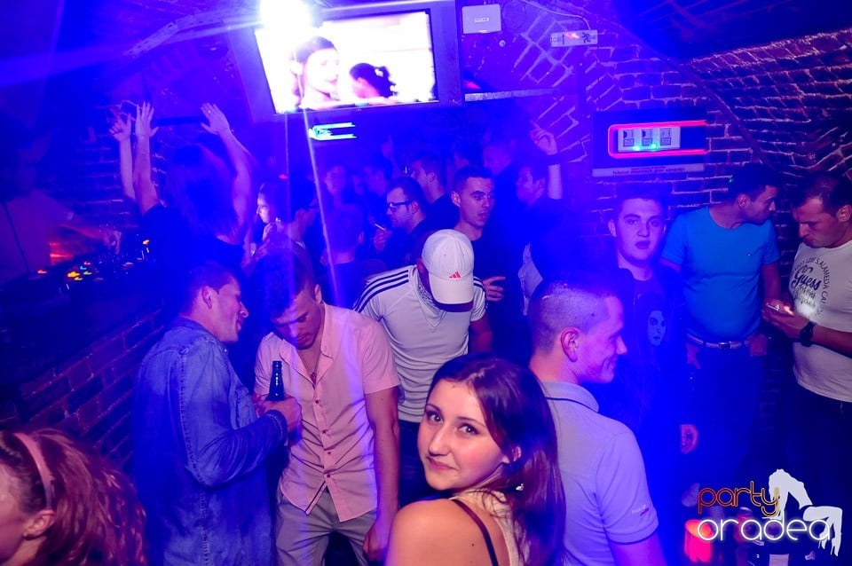 Party cu Promoţii în Club Escape, 