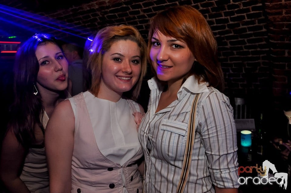 Party cu Promoţii în Club Escape,