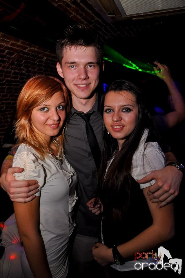 Party cu Promoţii în Club Escape,