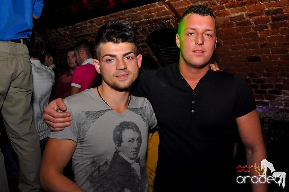 Party cu Promoţii în Club Escape, 