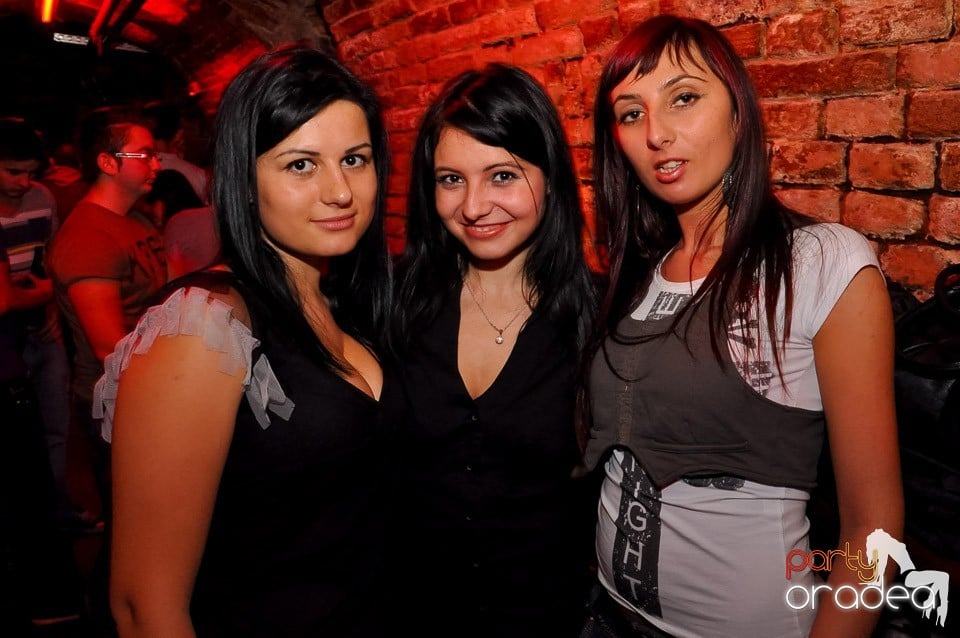 Party cu Promoţii în Club Escape,
