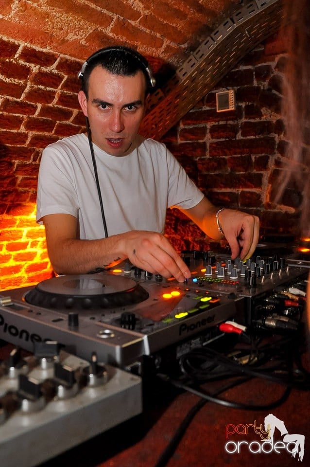 Party cu Promoţii în Club Escape,