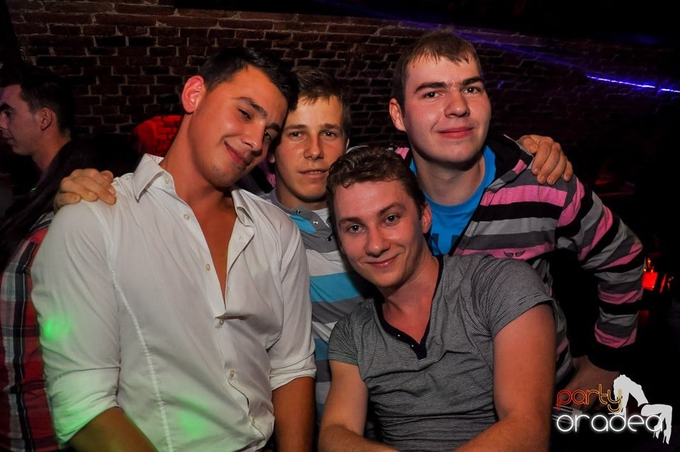 Party cu Promoţii în Club Escape,