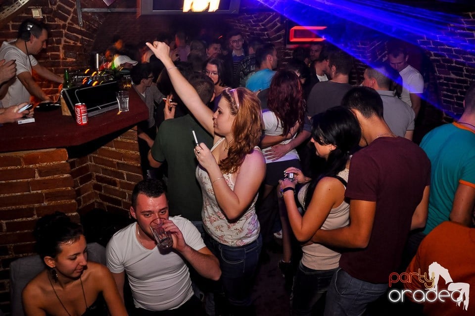 Party cu Promoţii în Club Escape, 