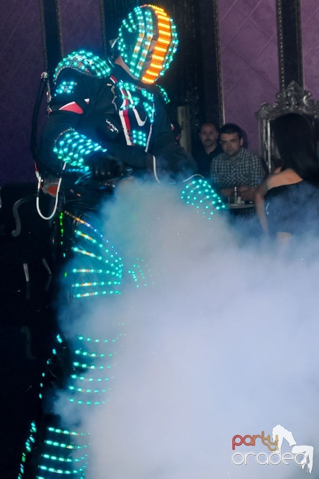 Party cu Roboman în The One,