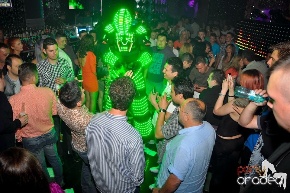 Party cu Roboman în The One,