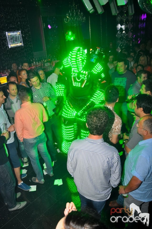 Party cu Roboman în The One,