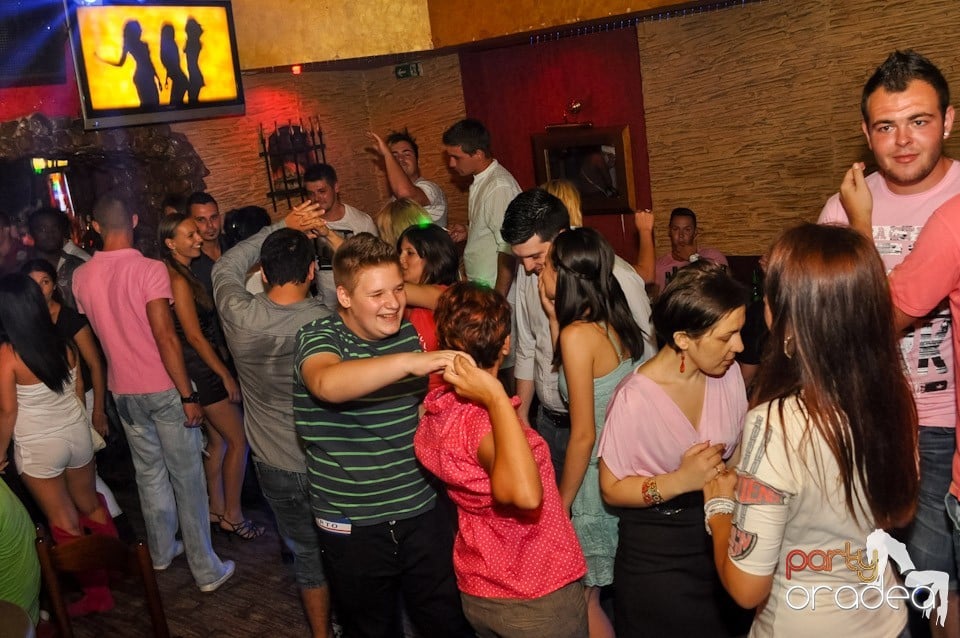 Party hard în Club Downtown, 