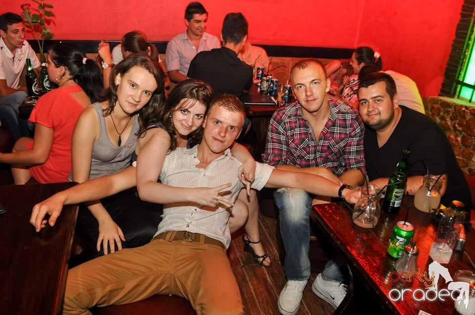 Party hard în Club Downtown, 