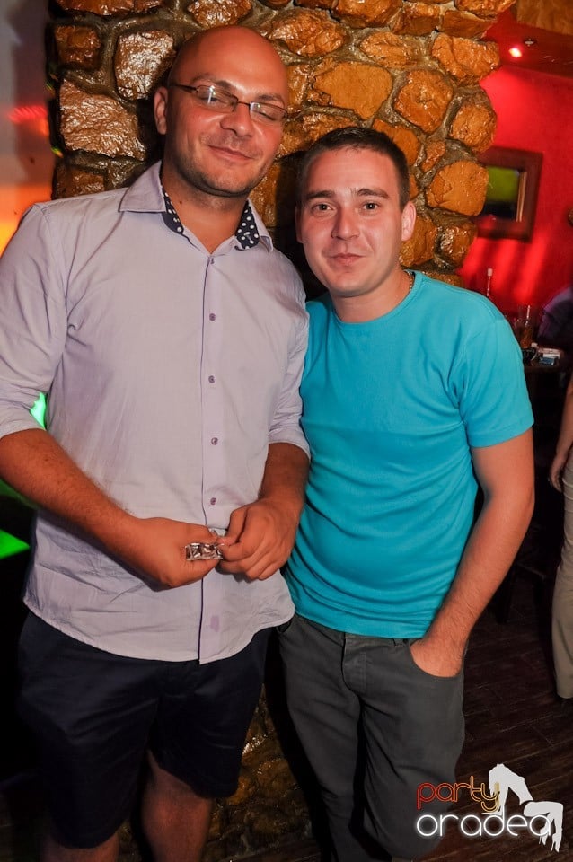 Party hard în Club Downtown, 