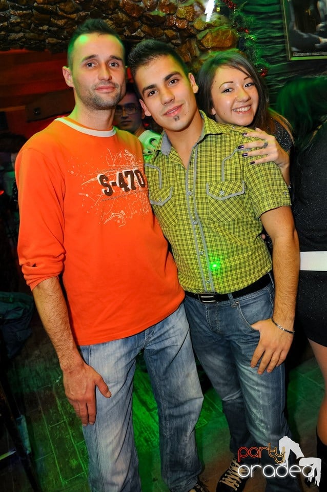Party Hard în Downtown,