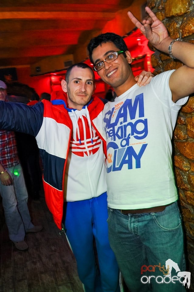 Party Hard în Downtown,