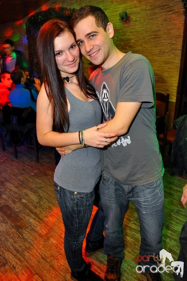 Party Hard în Downtown,