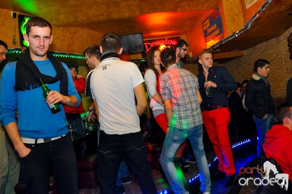 Party Hard în Downtown,