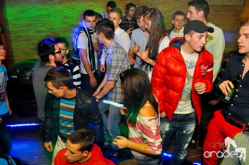 Party Hard în Downtown,