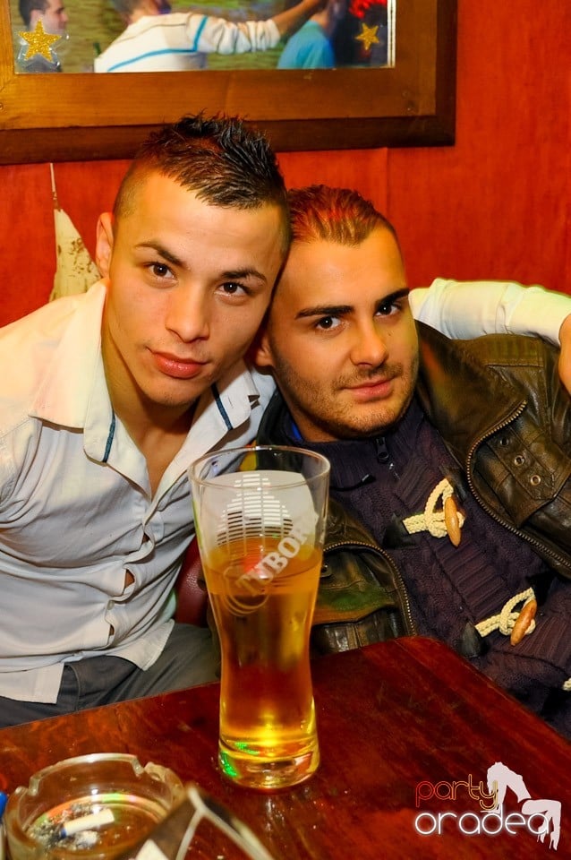 Party Hard în Downtown,