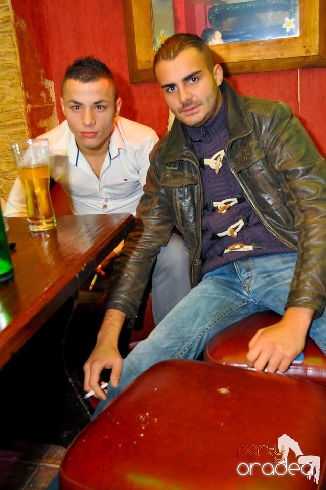 Party Hard în Downtown,