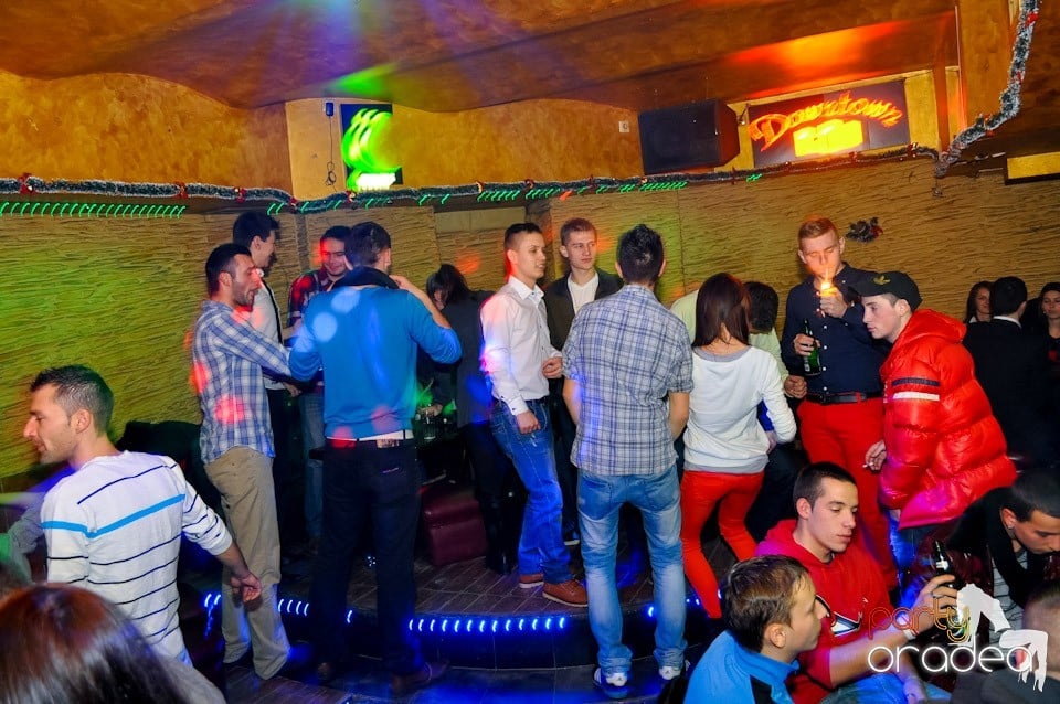Party Hard în Downtown,