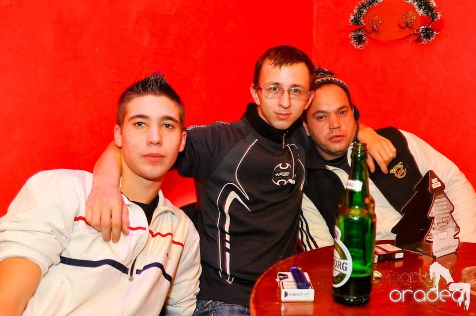 Party Hard în Downtown,