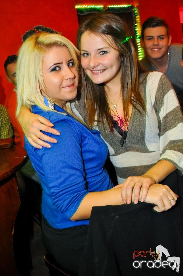 Party Hard în Downtown,
