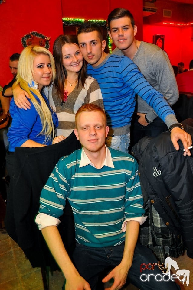 Party Hard în Downtown,