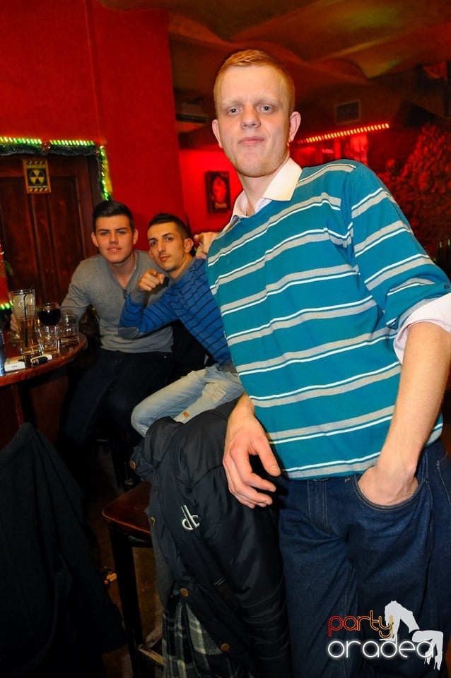 Party Hard în Downtown,