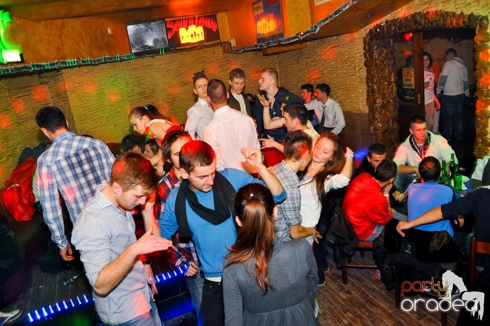 Party Hard în Downtown,